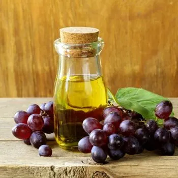 Óleo de semente de uva é ideal para recuperar a tonalidade dos fios